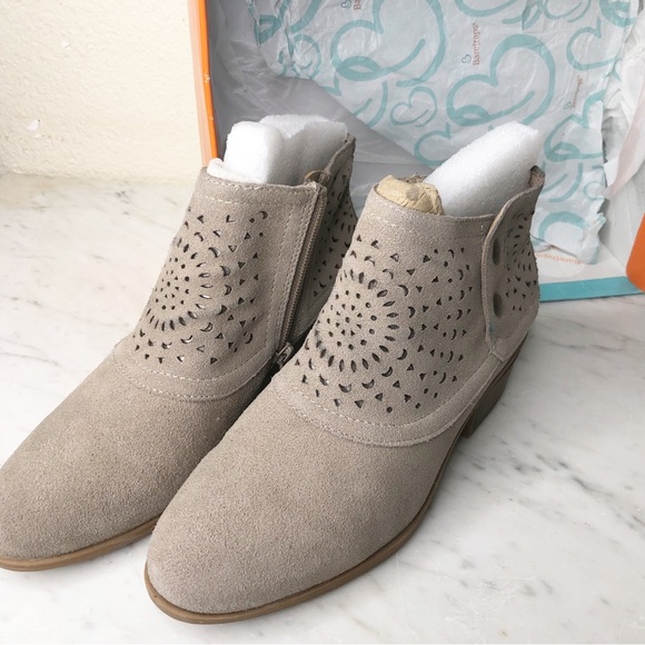 BareTraps Gaige Suede Leather Bootie Cobblestone - 7.5 W Taupe Zip side - Picture 3 of 8